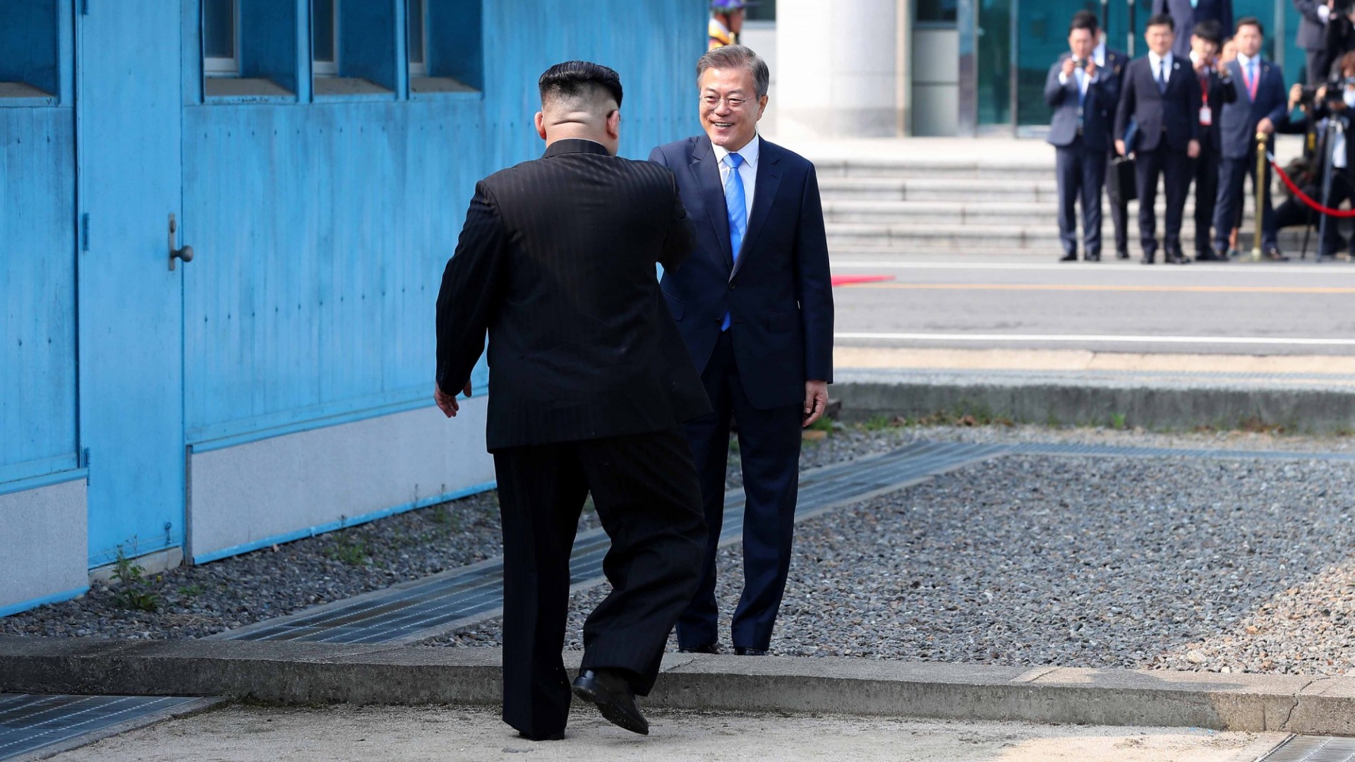 Moon and Kim shaking hands at DMZ