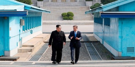 Kim and Moon at DMZ stepping over border