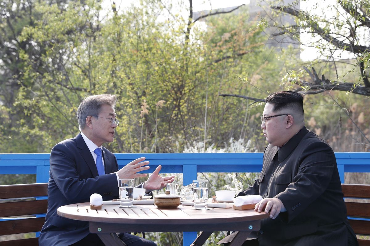 Moon and Kim having tea at the DMZ