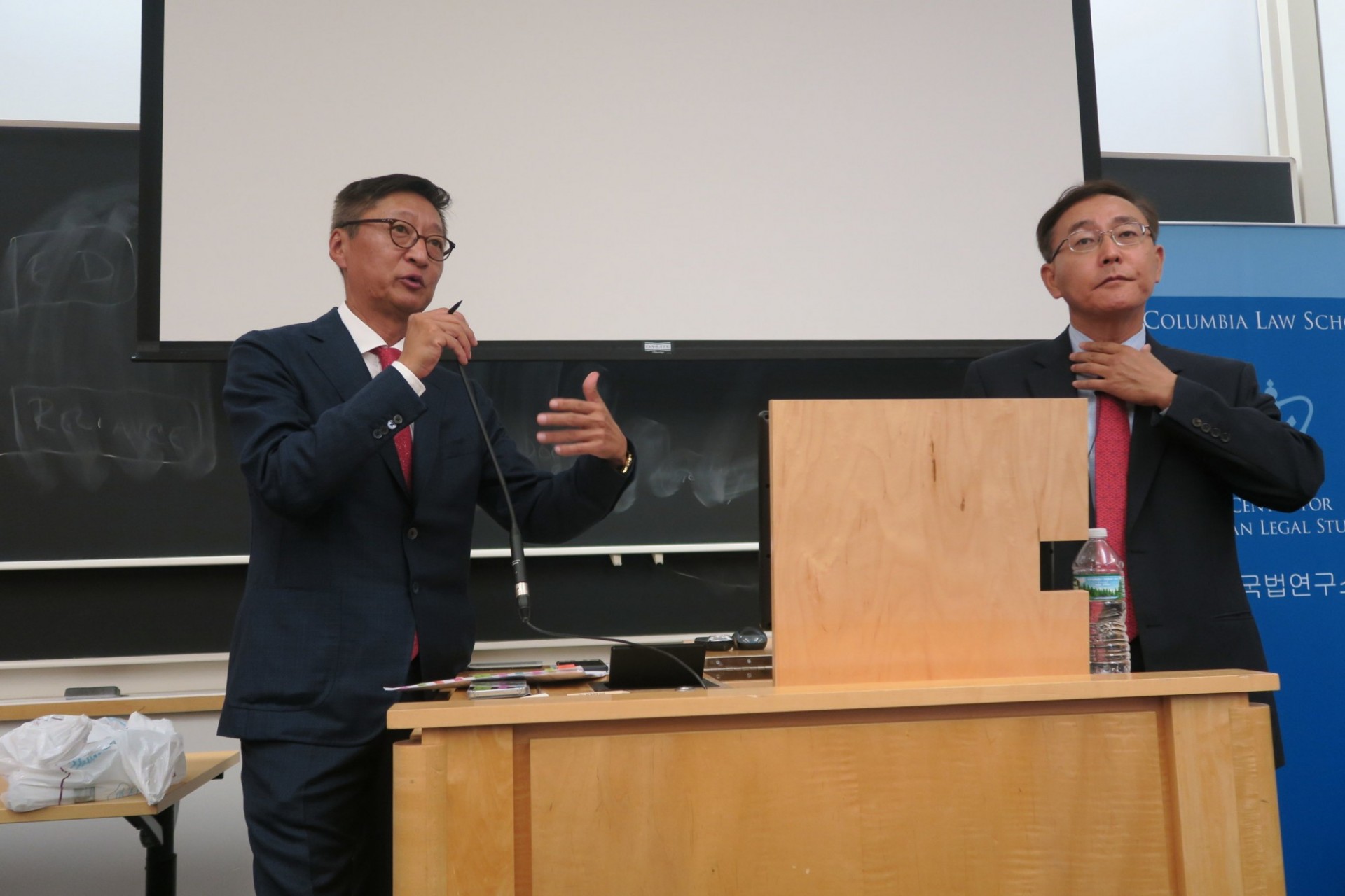 Professor Jeong-Ho Roh and Soonam Kim Men talking